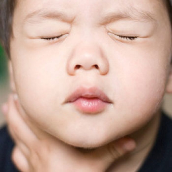 علائم و راههای پیشگیری از بیماری اپی گلوتیت در کودکان